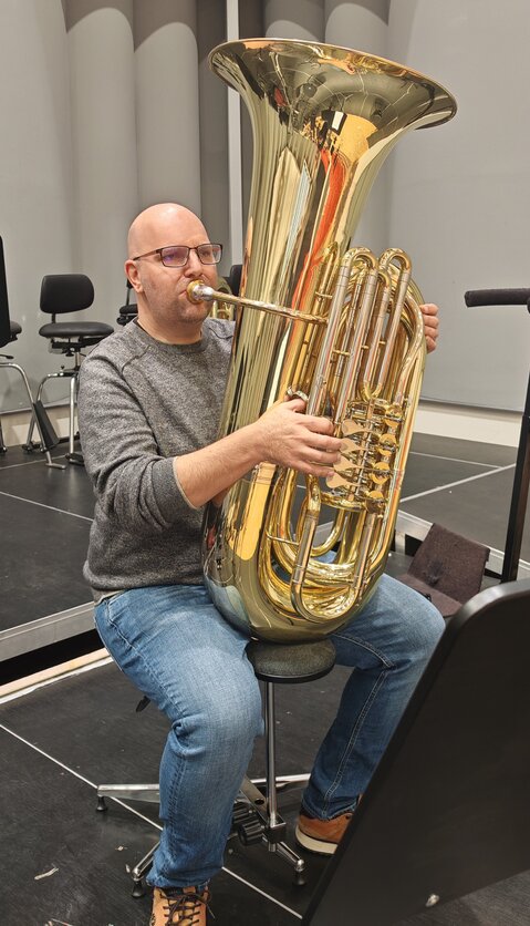 Attila Benkö spielt Tuba